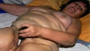 Oma fickt sich selbst mit Dildo