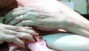 Oma Webcamporno mit Dildo