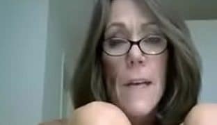 Oma fickt ihren Dildo